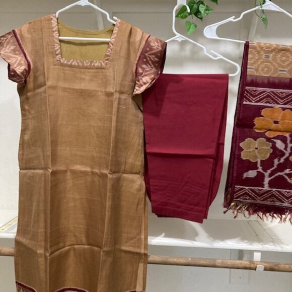 Silk salwar khameez Patola style - Picture 1 of 3